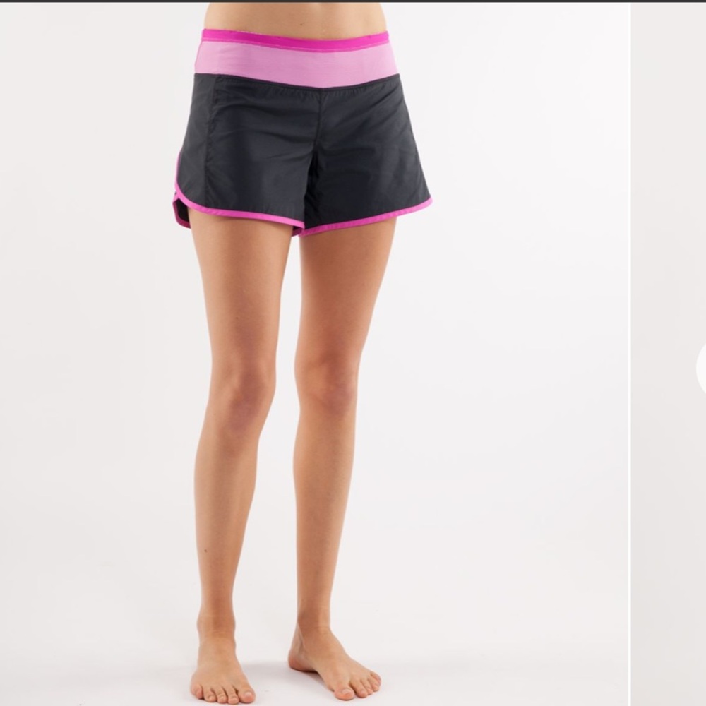 Lululemon Women’s Turbo Run Short Black / White Paris Pink Microstripe‎ Size 6